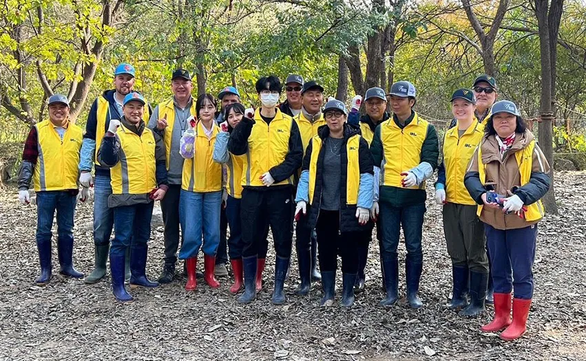 A group of volunteers who participated in a project on Yeouido Island (Photo)