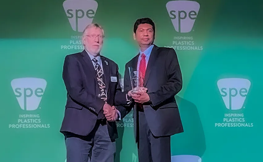 Two men holding the SPE award (Photo)