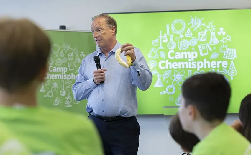 A man presenting at the Camp Chemisphere in front of children (Photo)