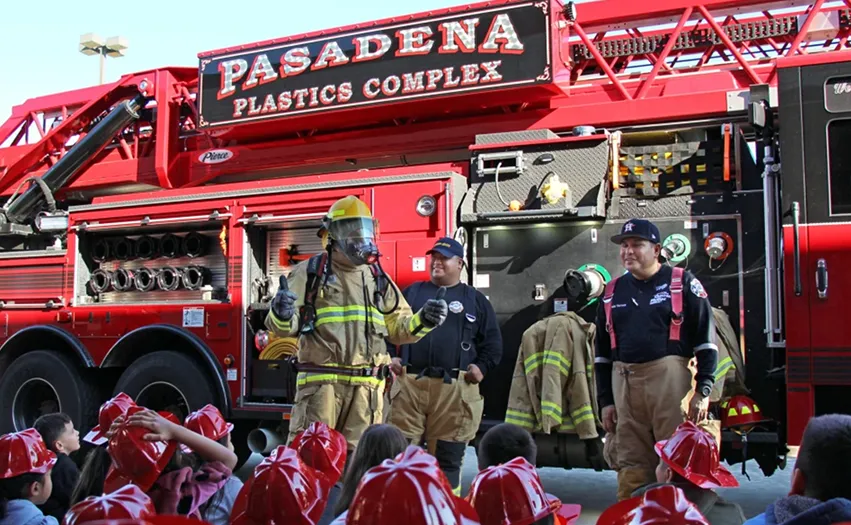 A photo of firefighters explaining safety information to students (Photo)