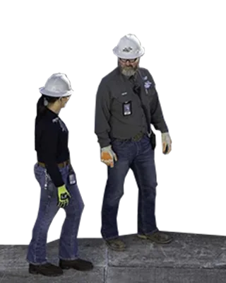 Two workers with safety helmets and gloves (photo)