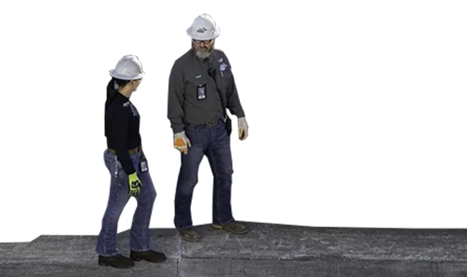 Two workers with safety helmets and gloves (photo)
