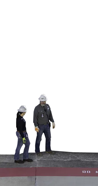 Two workers with safety helmets and gloves (photo)