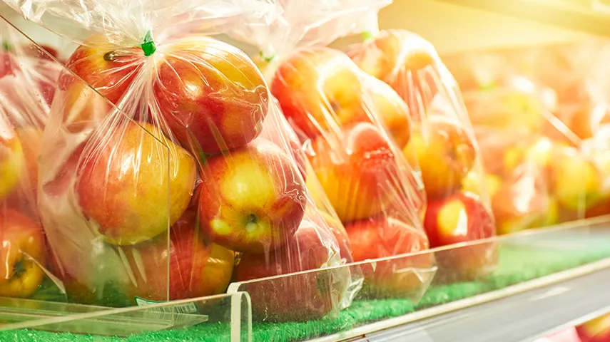 Apples in plastic bags in a shelf (Photo)