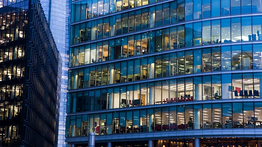 A modern office building with a glass facade (Photo)