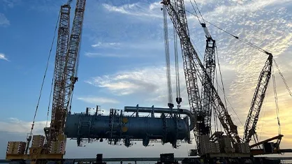 A huge tank being lifted with mulitple cranes (Photo)