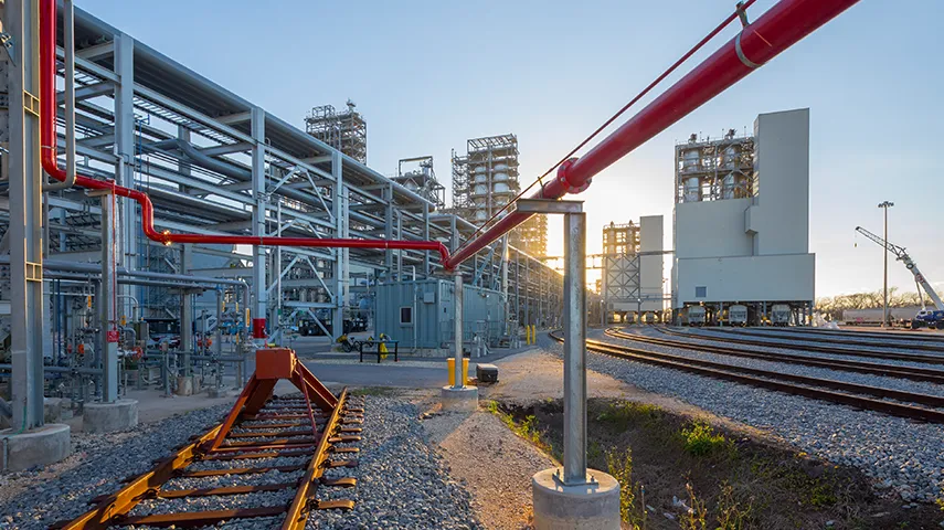 Some rail tracks ending on an industrial site with many pipelines. (Photo)